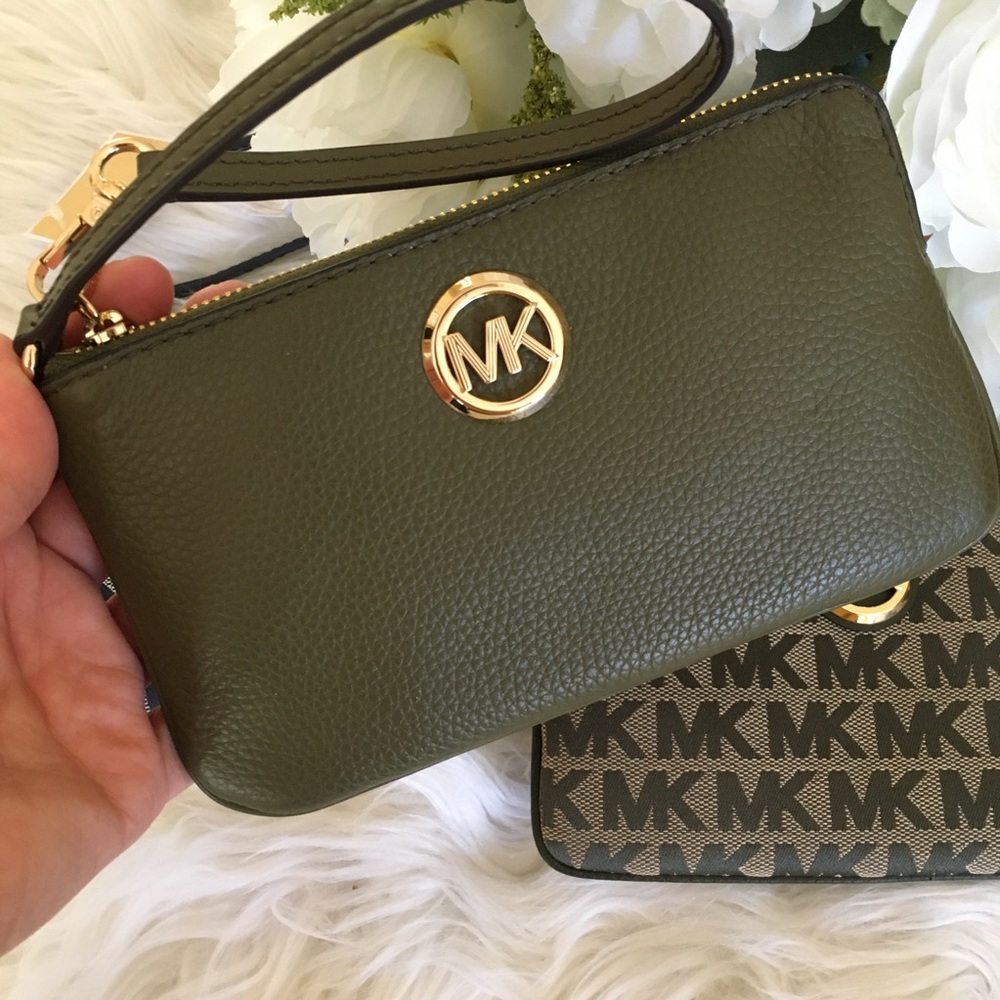 Final sale ✨Michael Kors Fulton large wristlet - Picture 3 of 8